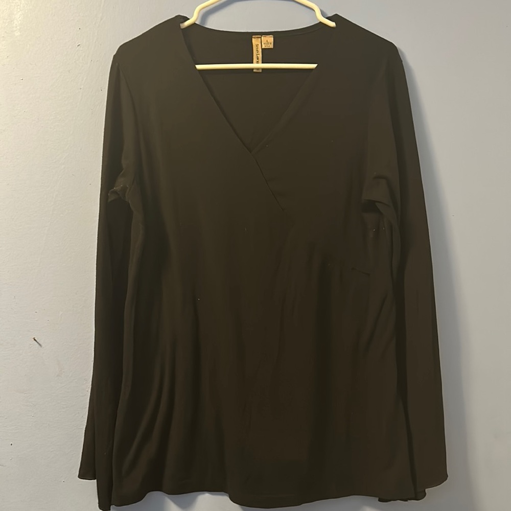 Women’s Size Large casual black shirt.